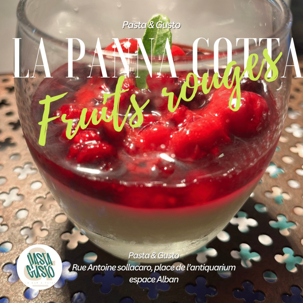Panna cotta italienne aux fruits rouges, dessert emblématique de Pasta & Gusto à Ajaccio.
