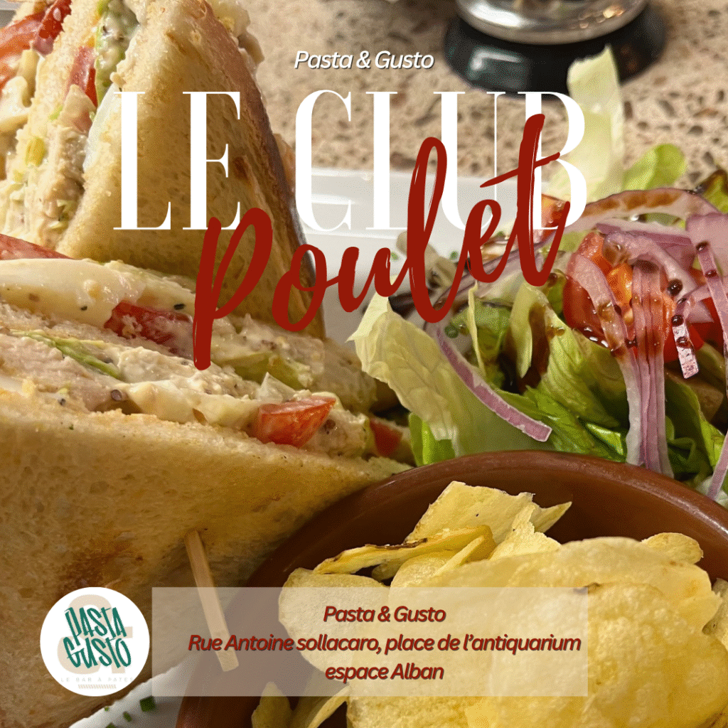 Club poulet au pain de mie avec blanc de poulet, salade, tomates, œufs et sauce maison, servi avec des chips au restaurant italien Pasta & Gusto à Ajaccio